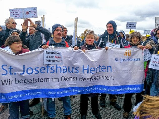 Menschen aus dem St. Josefshaus zeigten Flagge bei der Protestaktion in Berlin gegen das geplante Bundesteilhabegesetz. Foto: zVg Foto: Die Oberbadische