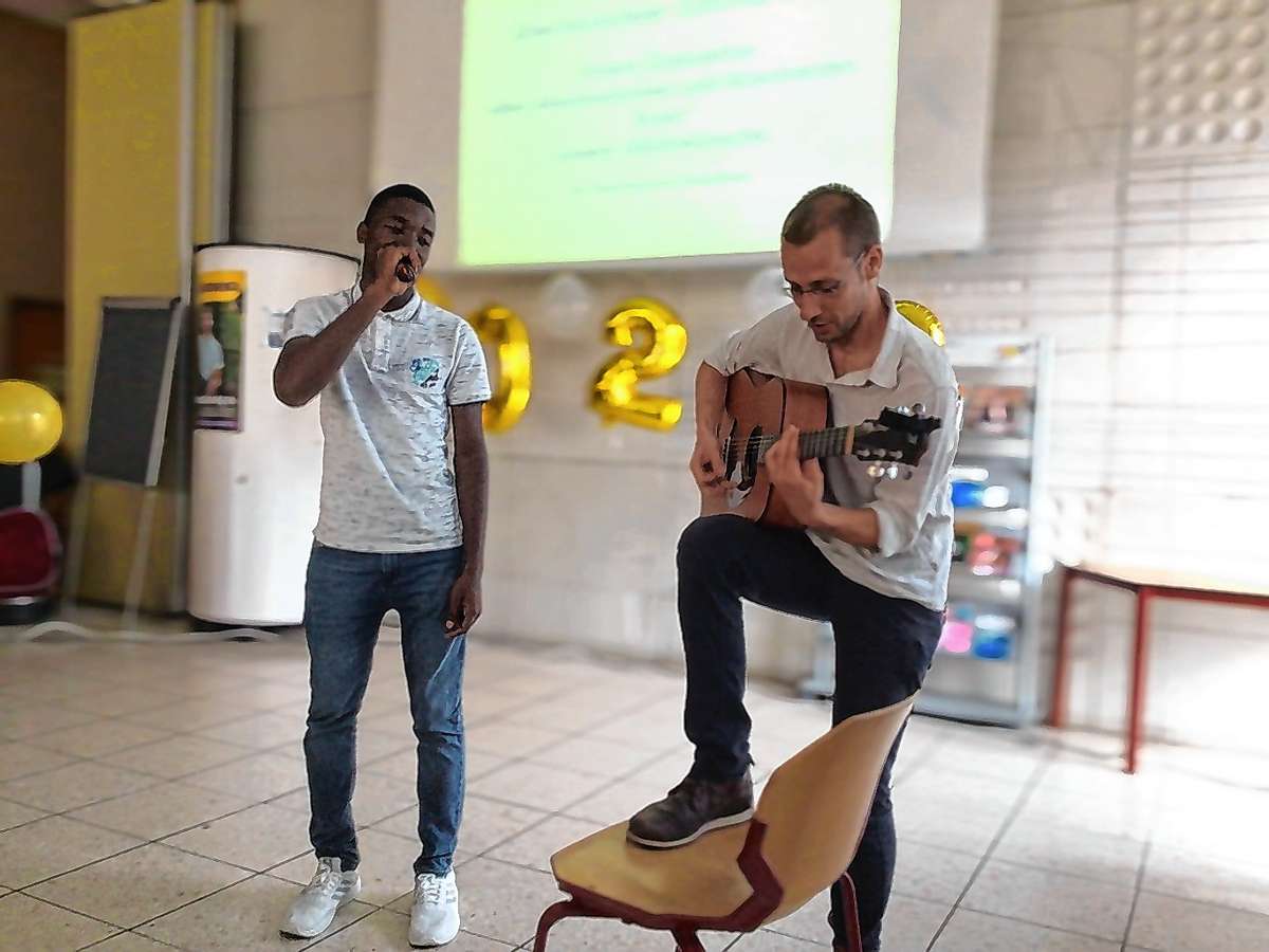 Rudy Mindja und Jakub Srogoncik mit ihrem musikalischen Rahmenprogramm bei der Zeugnisübergabe der Berufsvorbereitung an der Gewerbeschule Schopfheim.