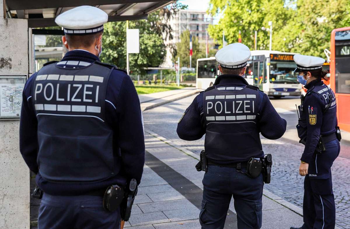 Unbekannte Täter haben vermutlich in der Nacht   auf Montag   die Tür einer Bäckerei in der Mühlestraße aufgehebelt. Foto: Kristoff Meller