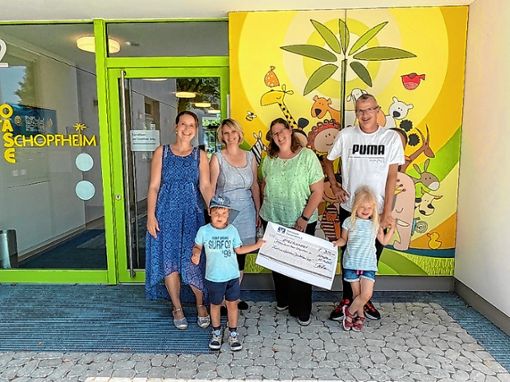 Freude über den Erlös von 300 Euro: Damit kann eine Matschküche eingerichtet und ukrainischen Flüchtlingskindern geholfen werden. Foto: zVg