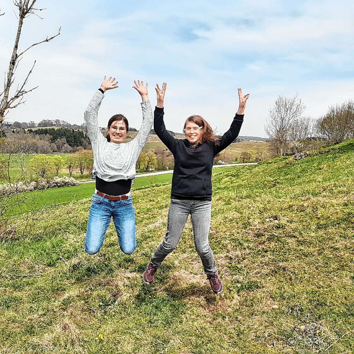 Die Initiatorinnen der Kleidertauschbörse, Lena Sophie Biskup und Elise Maier. Beide absolvieren ein freiwilliges ökologisches Jahr beim Biosphärengebiet Schwarzwald. Foto: zVg