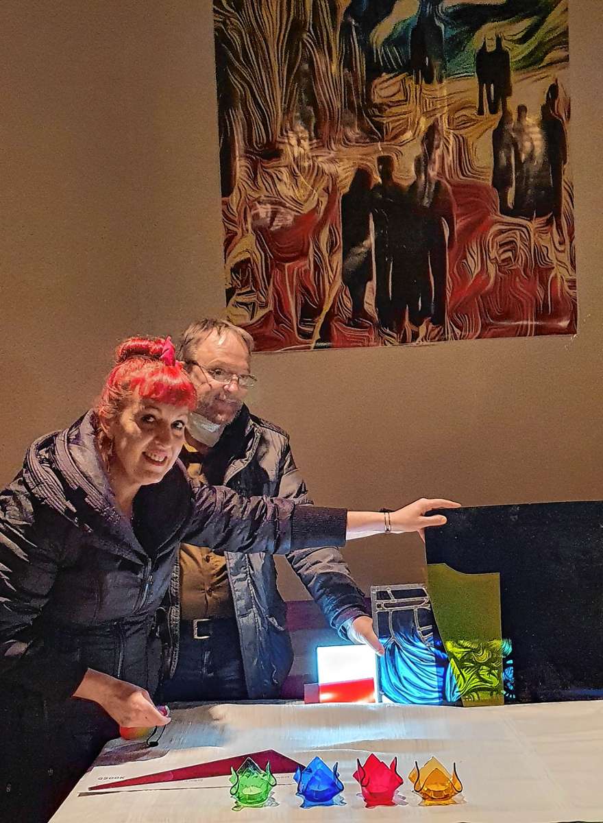 Glaskünstlerin Katrin Engel-Meyer und Pfarrer Dirk Fiedler besprechen Details zum geplanten Glööckler-Fenster. Foto: zVg