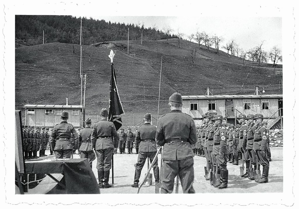 Ein von Hansjörg Noe zur Verfügung gestelltes  Foto zeigt den Morgenappell im damaligen „Reichsarbeitslager“ in Wies.
