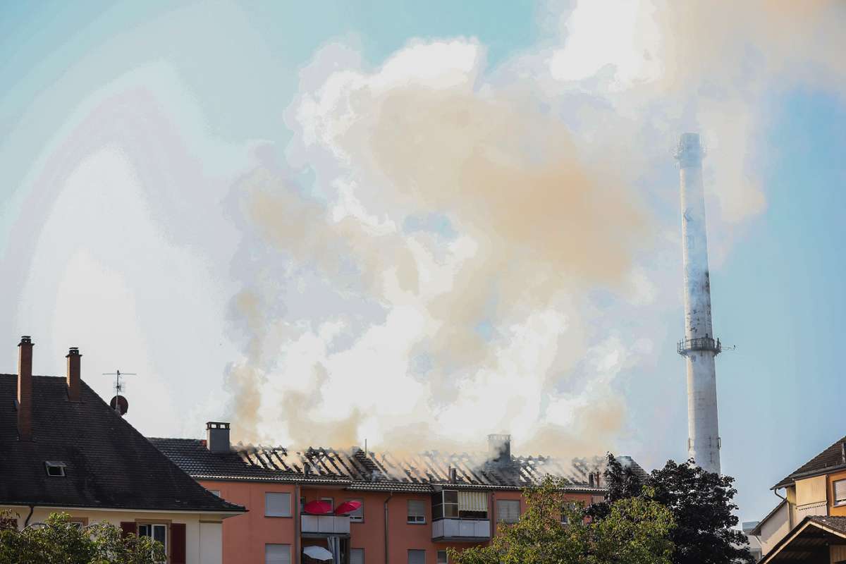 Ein Dachstuhlbrand im Imbachweg hat am Samstagmorgen in Lörrach für einen Großeinsatz der Feuerwehr gesorgt.