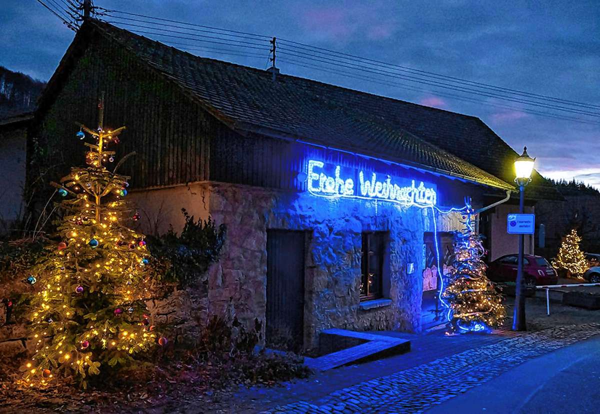 Der traditionelle Christbaumverkauf findet zur Dorfweihnacht wieder an der Dorfscheune Lipburg statt. Foto: zVg/Jasmin Senft