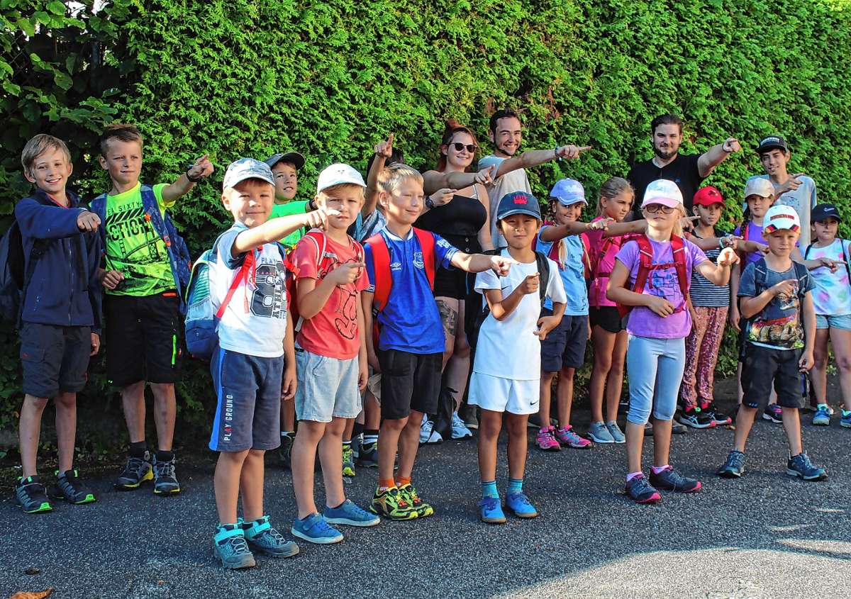 „Sommerfun“ des Jugendreferats: Mit Jugendreferent Tobias Kalt (rechts) absolvierten 20 Kinder eine interessante und informative Wanderung.                                                                                                  Foto: Ralph Lacher
