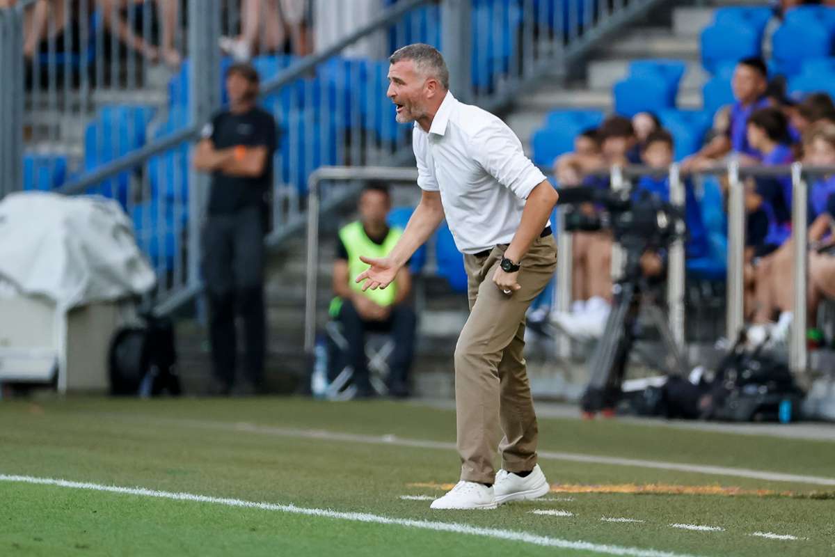 Maßlos enttäuscht ist FCB-Trainer Alex Frei über den Auftritt seiner Mannschaft in Sofia. Foto: Grant Hubbs