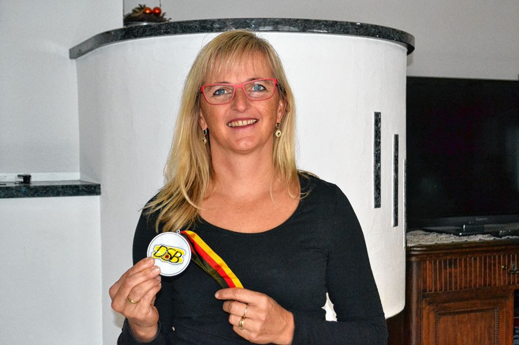 Stolz präsentiert Ute Rapp ihre Silbermedaille, die sie sich bei den deutschen-Hallenmeisterschaften im Bogenschießen in Bad Segeberg erkämpfte.   Foto: Paul Berger Foto: Markgräfler Tagblatt