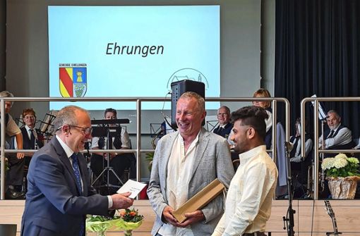 Bürgermeister Oliver Friebolin (l.) gratulierte   Metzgermeister  Martin Senn (M.) und dem Auszubildenden Rajakumar Lamani zur Auszeichnung. Foto: zVg/Cornelia Flury