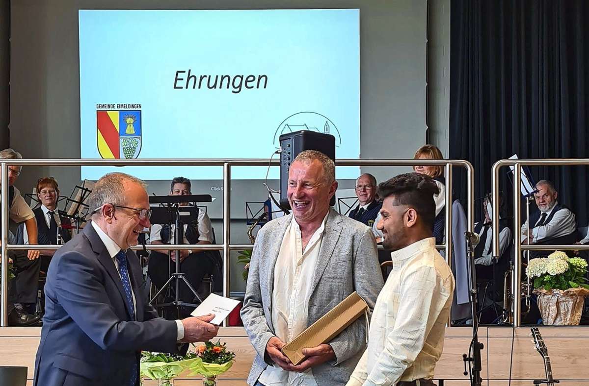Bürgermeister Oliver Friebolin (l.) gratulierte   Metzgermeister  Martin Senn (M.) und dem Auszubildenden Rajakumar Lamani zur Auszeichnung. Foto: zVg/Cornelia Flury
