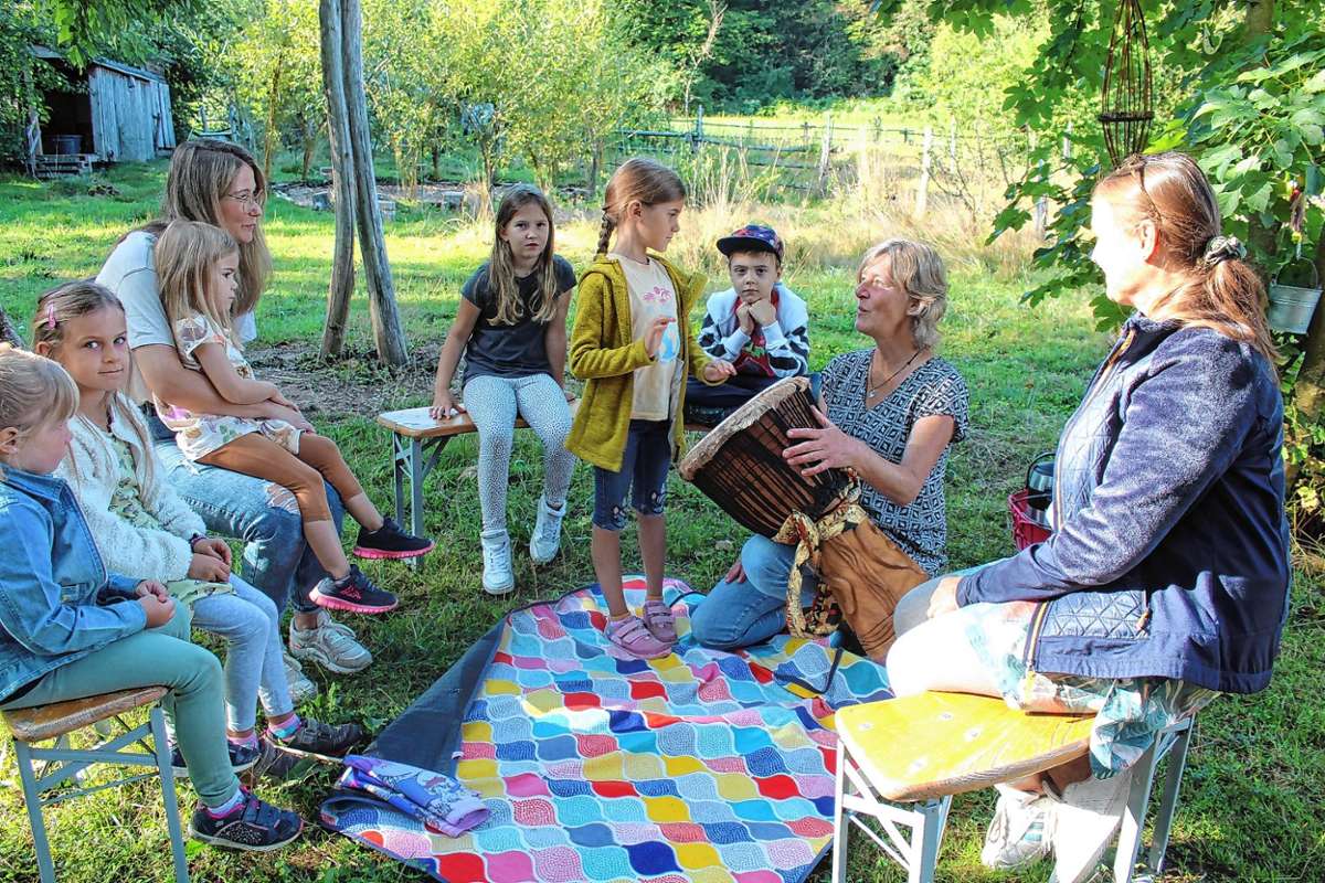 Daniela Mittl (an der Trommel) gestaltete mit Maulburger Ferienspaß-Kindern zwei erlebnisreiche Vormittage im Singgarten am Dinkelberg. Foto: Ralph Lacher