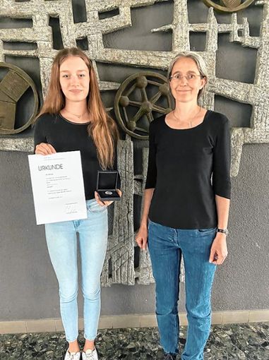 Preisträgerin Lilly Wehner, die das Weiler Kant-Gymnasium besucht, mit ihrer Lehrerin Susanne Kraft Foto: zVg