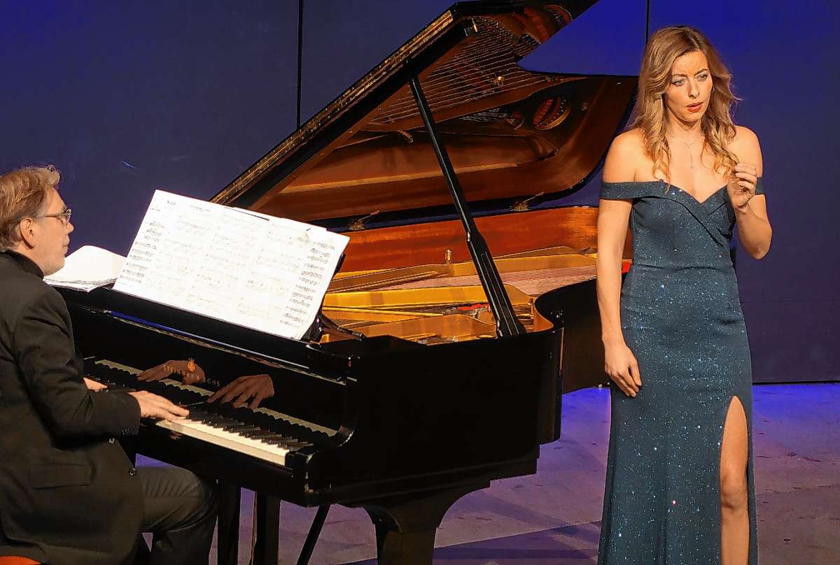 Die Mezzosopranistin Jessica Poppe, begleitet von Hilko Dumno, erwärmte die Herzen.   Foto:  Jürgen Scharf