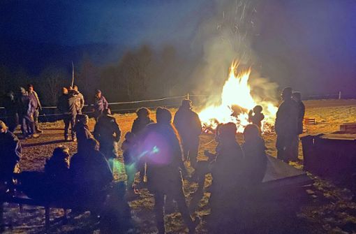 In Raich  genossen die Besucher  das Treffen beim Scheibenfeuer. Foto: Sonja Eiche