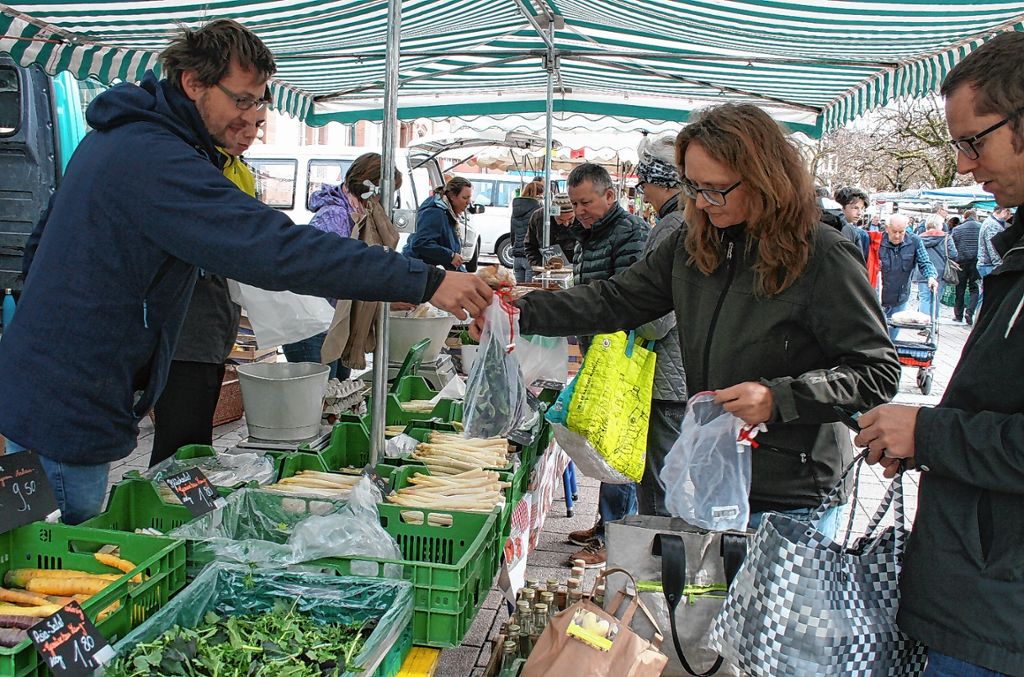 Belohnung: Wer Obst und Gemüse nicht in der Plastiktüte mitnimmt, bekommt am Wochenmarkt-stand von Susanne Denzer eine Belohnung.