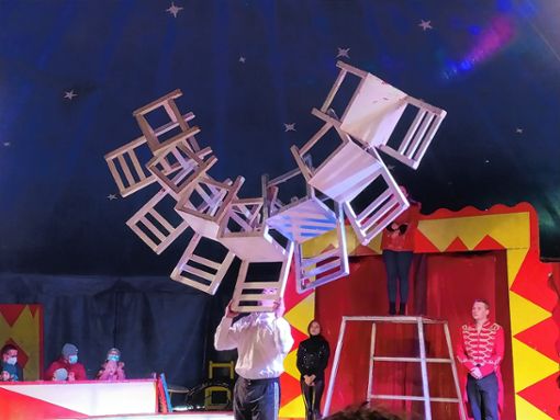 Akrobaten beim „Circus Weisheit“ in Aktion. Hier wird ein Stuhlkranz auf dem Kinn balanciert. Foto: Christoph Schennen