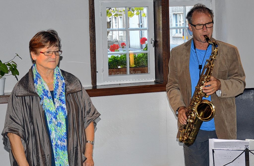 Liesa Trefzer mit dem Saxophonisten Matthias Gubler. Foto: Georg Diehl Foto: Markgräfler Tagblatt