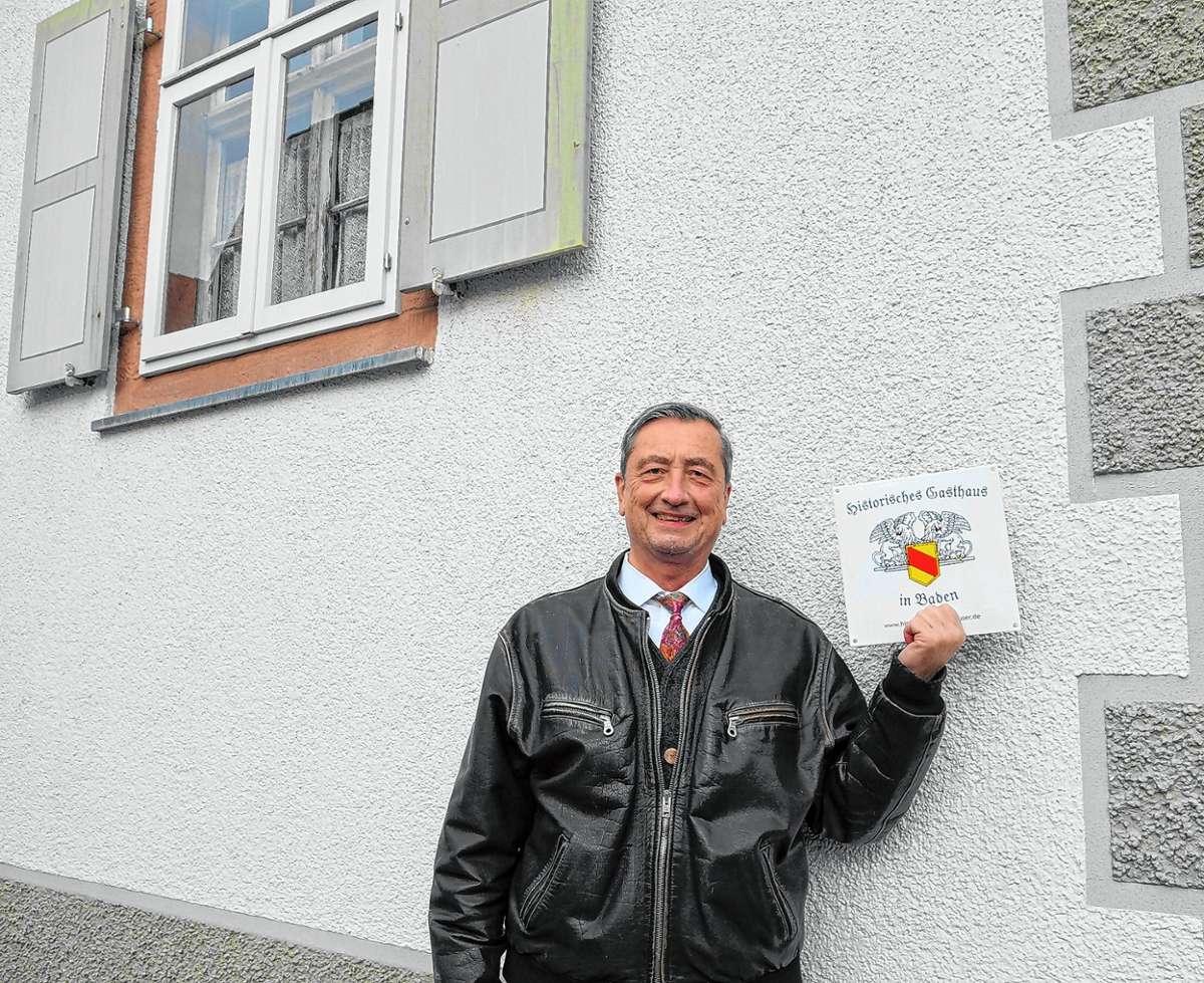 Frank Joachim Ebner, Fachmann für historische Wirtshäuser in Baden, schmückt die „Krone“ mit einem neuen Schild. Foto: Gudrun Gehr