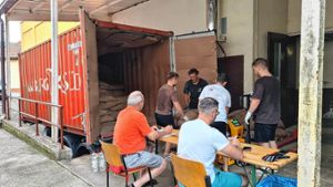 Im Kaffeecenter in Langenau wurden die Säcke entladen. Nun steht die Röstung an. Foto: zVg