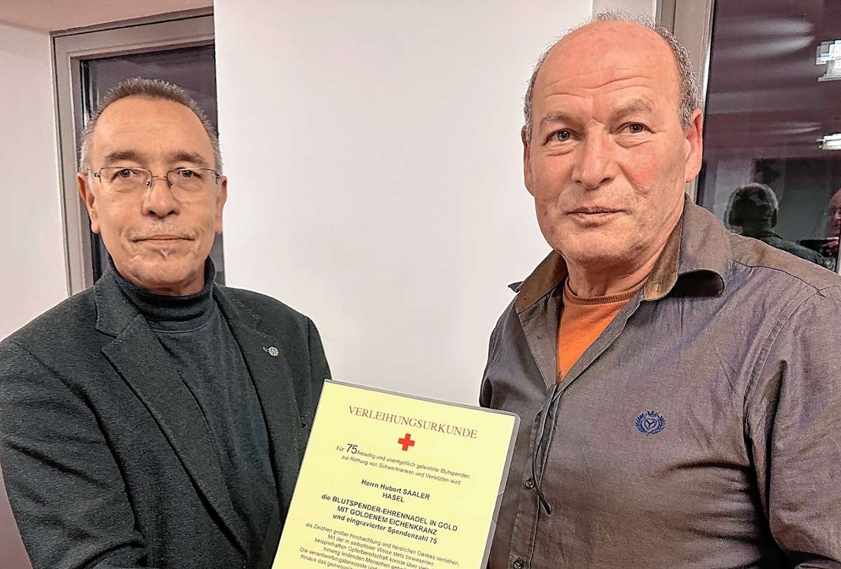 Bürgermeister Kima dankte Hubert Saaler, der schon 75 mal Blut gespendet hat. Foto: Hans-Jürgen Hege