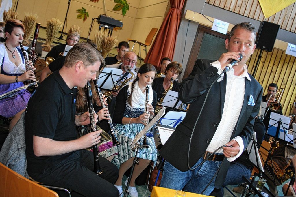 Der Musikverein Wollbach steht im Jubiläumsjahr blendend da –  mit über 50 Aktiven und einem großen Jugendorchester.  Dazu trägt Dirigent Oliver Hauser maßgeblich bei, der bei der Jubiläumsfeier zum Mikro griff.