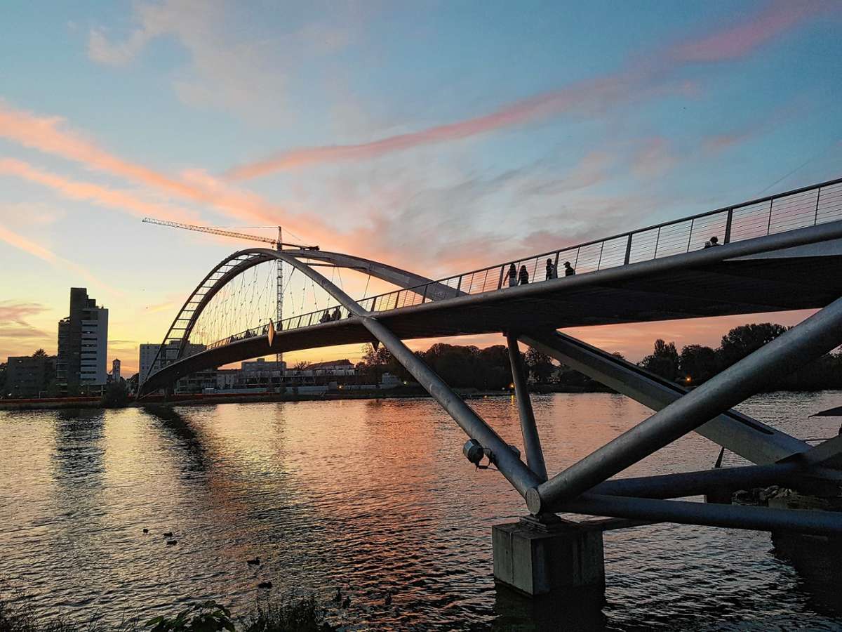 Das Zeichen für die grenzüberschreitende Zusammenarbeit: die Dreiländerbrücke über den Rhein zwischen Friedlingen und Huningue Foto: Marco Fraune