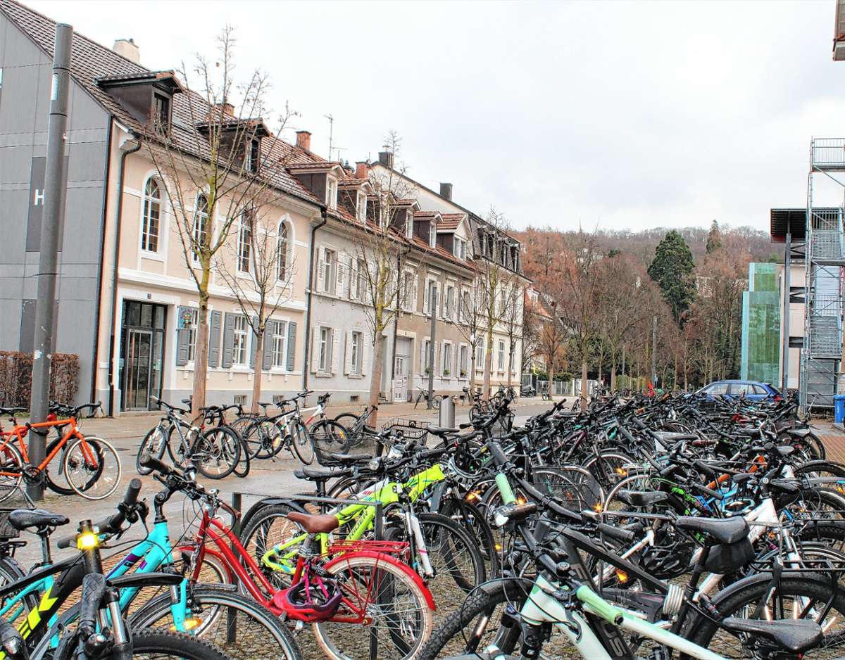 Große Auswahl: die Räder von Schülern auf dem Campus Rosenfels