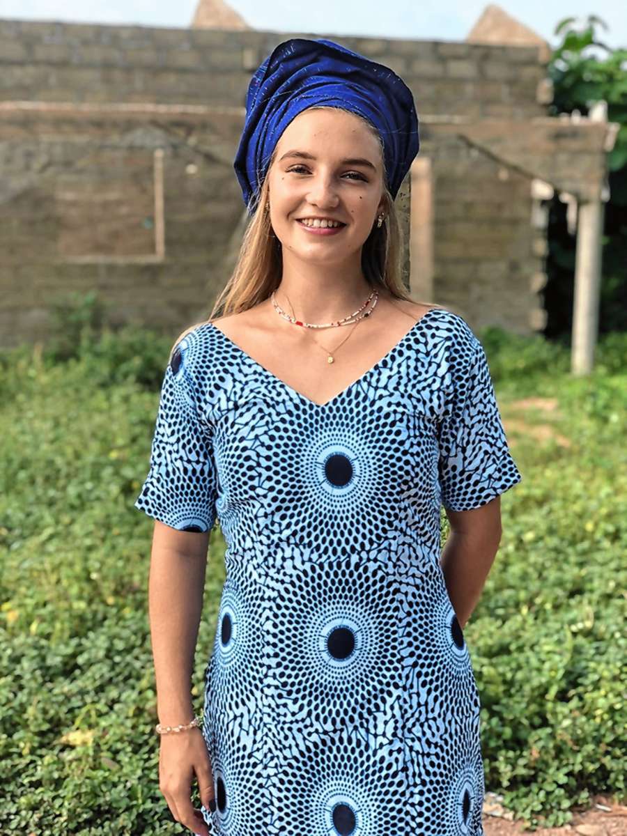 Bei einer Reise mit der Gastfamilie zu einer Beerdigung: Für diesen Anlass trug Beatrice Jutzi ein traditionelles Kleid samt Kopftuch. Foto: zVg/Harold Chabi