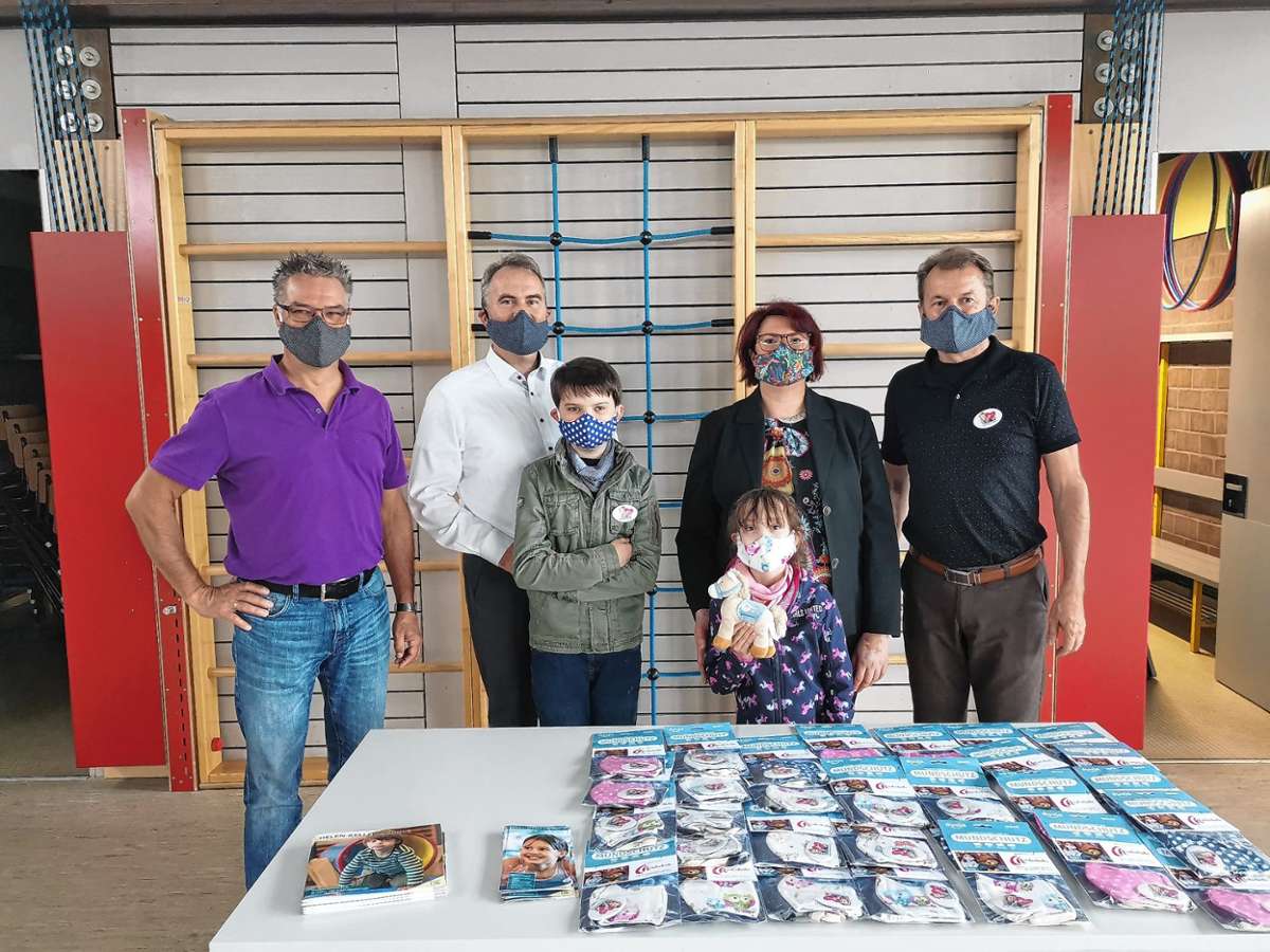 Maulburg: Masken für die Kinder gespendet