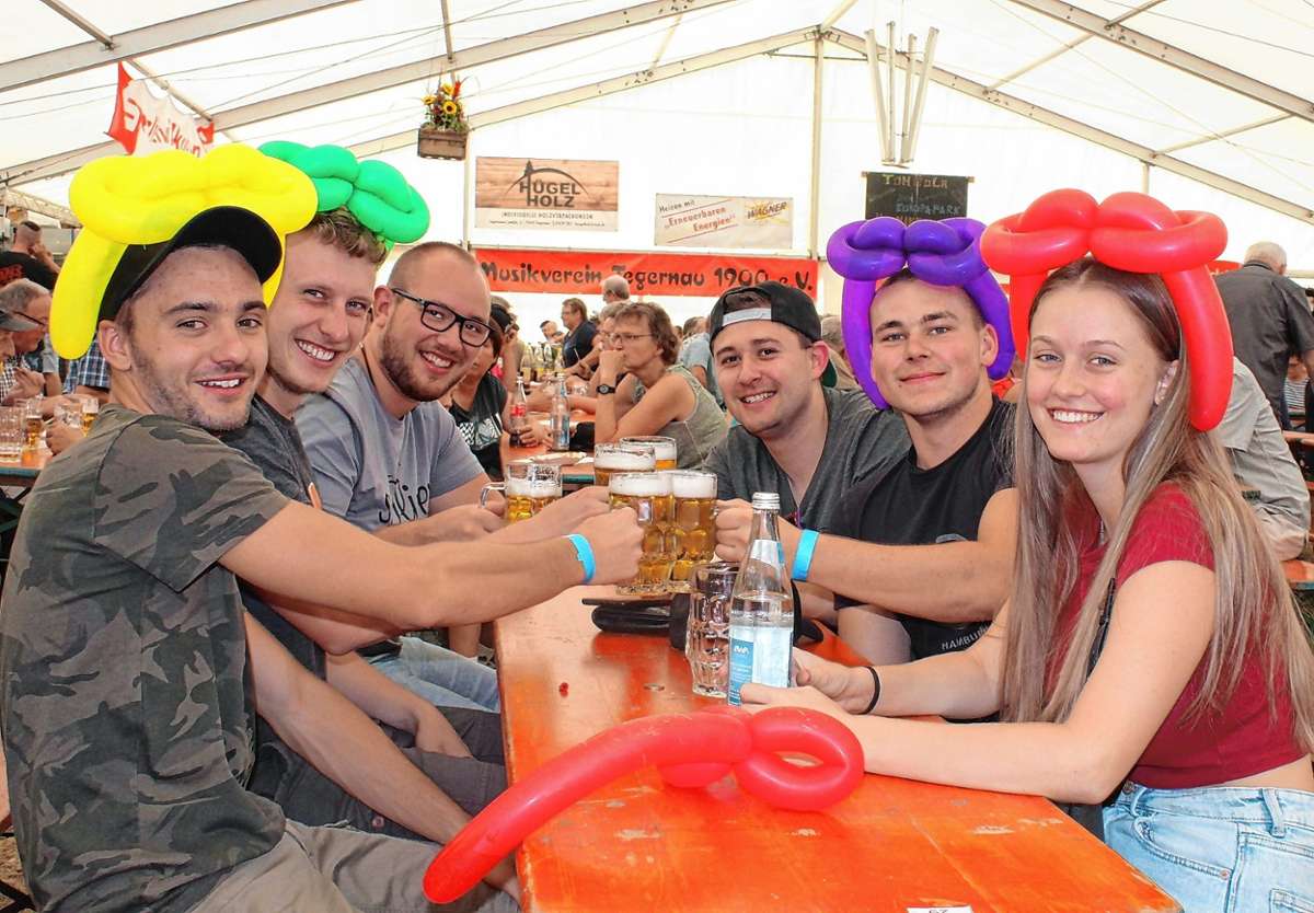 Musik, Speis und Trank und gute Gespräche sorgen für beste Laune beim Wachtfest in Tegernau.