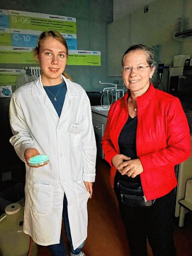 Diana Stöcker MdB mit einer jungen Forscherin Foto: zVg