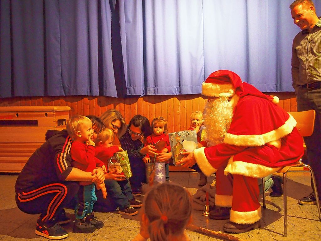 Was ist wohl in der Tüte drin? Nach ihren Turnvorführungen freuten sich die Kinder über die Belohnung vom Nikolaus.  Foto: Gabriele Poppen Foto: Markgräfler Tagblatt