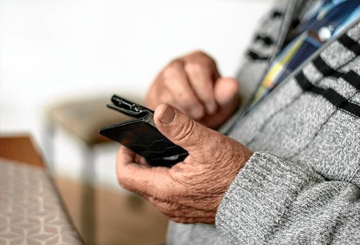 Senioren tun sich oft schwer im Umgang mit digitaler Kommunikationstechik. Foto: Pixabay