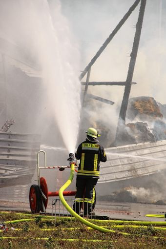 Trotz des raschen und umsichtigen Eingreifens der Feuerwehren aus Hausen, Schopfheim und Zell war das Ökonomiegebäude nicht mehr zu retten. Foto: Harald Pflüger  Foto: mek