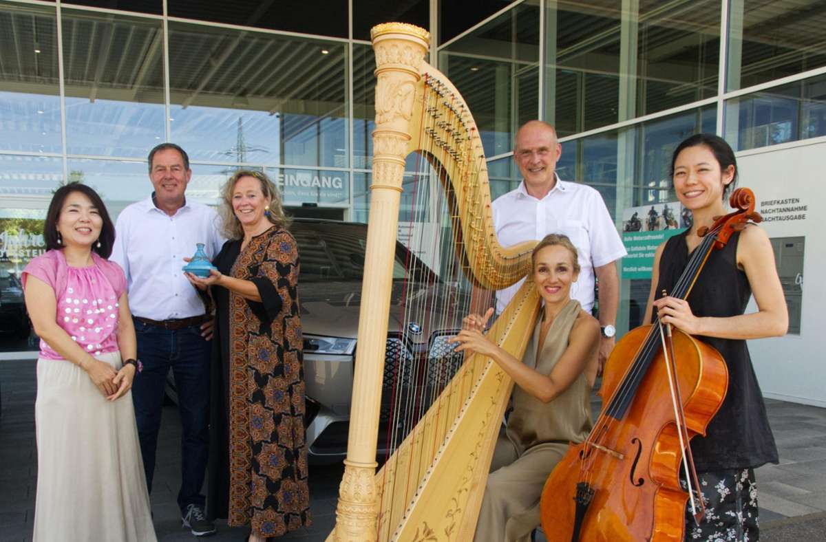 Binzen: Der Klang der Harfe ertönt im Autohaus