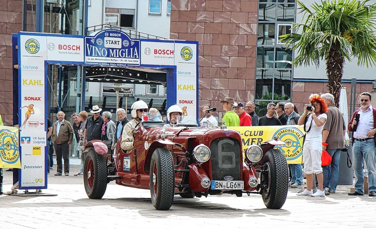 Liebhaber historischer Fahrzeuge kommen beim „Stelldichein“ der Weinstraßen-Rallye-Fahrer voll auf ihre Kosten.