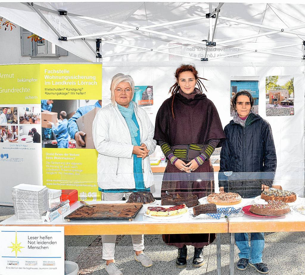 Lörrach: Caritas-Mitarbeiter verkaufen Kuchen für die Aktion „Leser helfen“