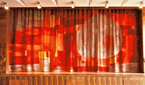 Der Vorhang im Grenzacher Haus der Begegnung wurde von Zdenek Sputa gestaltet und zträgt den Titel „Poesie Tvuru“. Foto: zVg/Helmut Bauckner