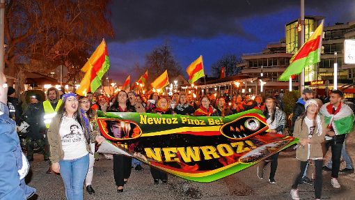 Zahlreiche Kurden  zogen   anlässlich ihres Neujahrsfestes von der  Innenstadt zur Kundgebung nach Friedlingen.    Foto: Jasmin Soltani Foto: Weiler Zeitung