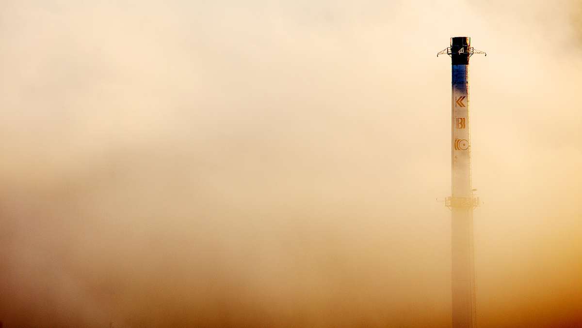 Kulturdenkmal: der KBC-Schornstein bei Nebel im ersten Morgenlicht