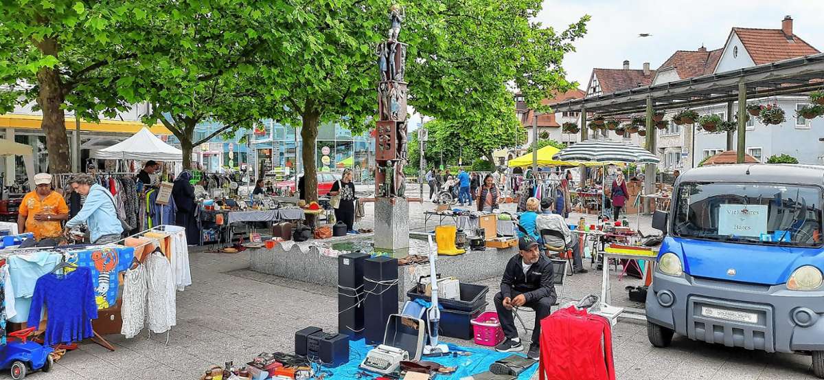 Einmal im Monat bringt der Cityflohmarkt unter der Woche Farbtupfer und Leben in die Innenstadt von Rheinfelden.
