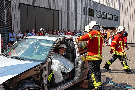 Wie die Feuerwehrleute Verletzte aus einem Unfallauto retten, demonstrierten sie auch. Foto: Weiler Zeitung