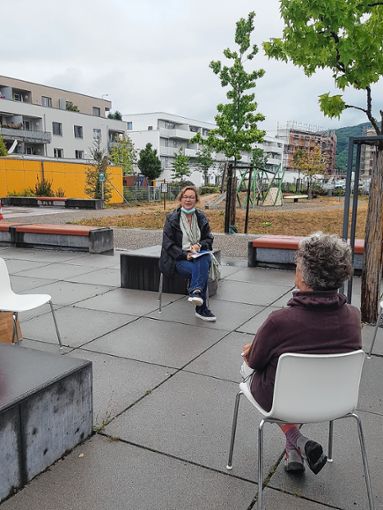 Quartiersmanagerin Brigitte Lill (hinten) bei einem der Nachbarschaftsgespräche Foto: zVg