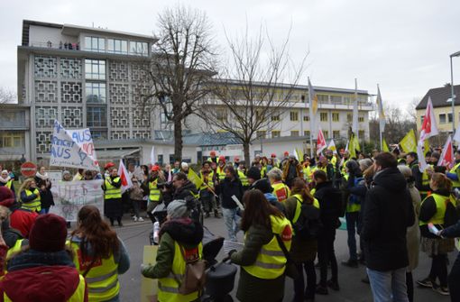 Auch vor dem Kreiskrankenhaus Lörrach machten die Streikteilnehmer Station. Die Gewerkschafter wollten auf die derzeitige Lage im Gesundheitswesen aufmerksam machen. Foto: Adrian Steineck