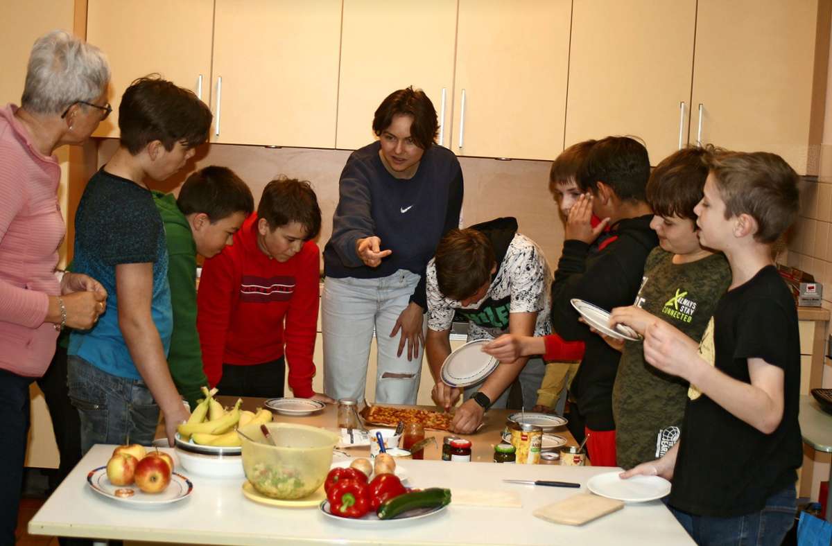 Anlässlich ihres Antritts sorgte Josefine Al-Dulaimi (Mitte) für Pizza für ihre künftigen Schützlinge. Foto: Ines Bode