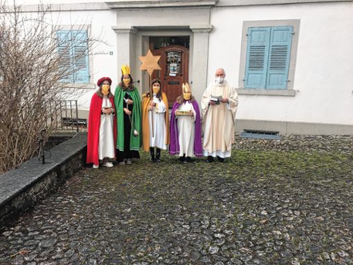 Sternsinger aus Schliengen mit Pfarrer i. R. Winfried Wehrle Foto: zVg