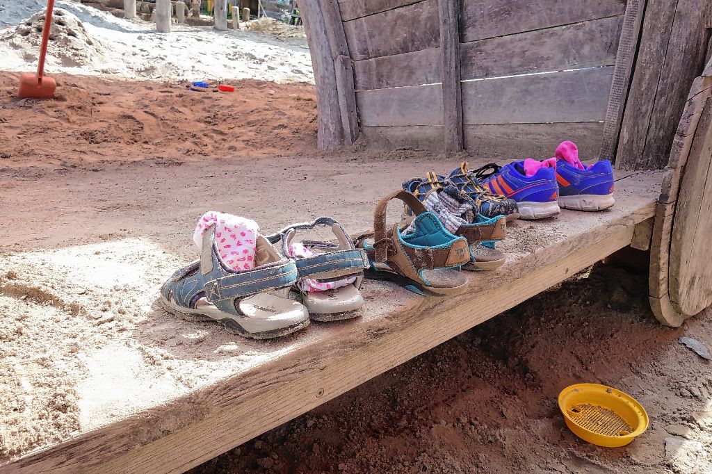 Schuh und Strümpfe aus und dann in der Sandkiste spielen – auch das gab es im Kinderferienprogramm.  Foto: zVg Foto: Die Oberbadische