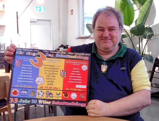 Koordinator und Motivator der Schnitzelbänggler ist nach wie vor Stefan Arndt, hier mit dem aktuellen Plakat. Foto: Monika Merstetter