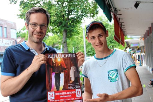 Zwei Berliner: Daniel Burow und Lino Friese auf Promotion-Tour in der Weiler Hauptstraße. Foto: Beatrice Ehrlich