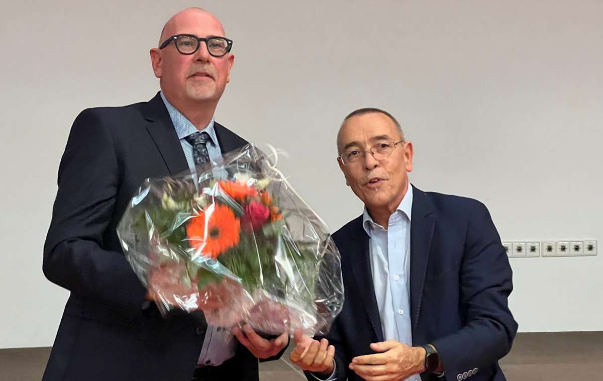 Helmut Kima (rechts) gratuliert seinem Nachfolger zum überzeugenden Wahlsieg.